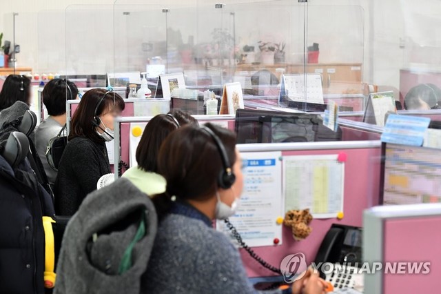 ▲ 경기도 수원시 휴먼콜센터에서 상담원들이 전화상담을 하고 있다. ⓒ연합뉴스