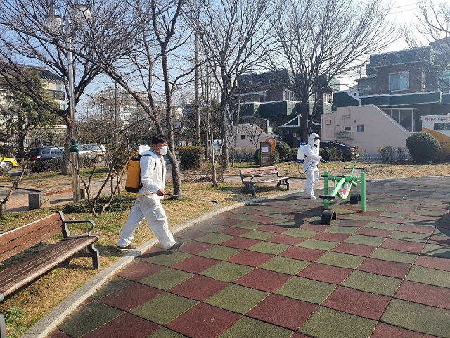 ▲ 한국자유총연맹 경주시지회는 17개 읍·면·동 분회 회원들이 참여한 가운데 코로나19 극복을 위한 캠페인 활동과 방역활동을 실시하고 있다.ⓒ경주시