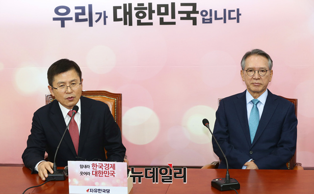 ▲ 황교안 자유한국당 대표가 1월 17일 오전 국회에서 공천관리위원회 위원장으로 임명된 김형오 전 국회의장과 회동을 갖고 있다.ⓒ이종현 기자