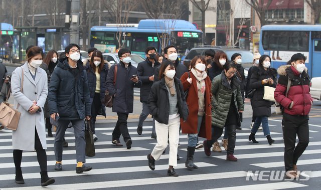 ▲ 친문(親文) 네티즌들과 정부·여당이 우한 코로나(코로나19) 확산 사태와 관련해 전문가의 말을 무시한다는 지적이 나오고 있다. 의료계와 보건 당국에선 보건용 마스크를 써야한다는 입장인데, 여당 측은 보건용 마스크로 충분하다거나 '마스크 안 사기' 운동까지 벌이고 있기 때문이다. ⓒ뉴시스