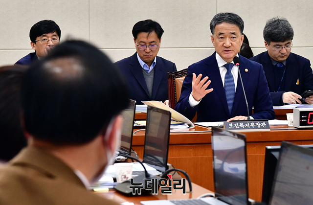 ▲ 박능후 보건복지부 장관이 우한 폐렴(코로나-19)에 따른 마스크 부족 사태를 두고 