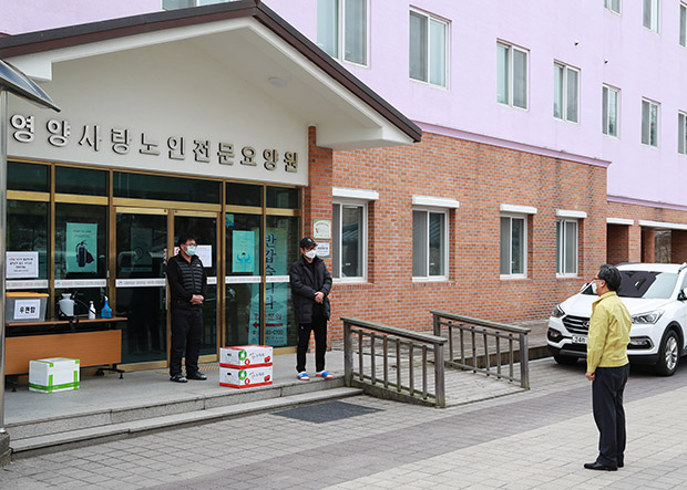 ▲ 영양군은 예방적 코호트 격리시설을 방문·격려했다.ⓒ영양군