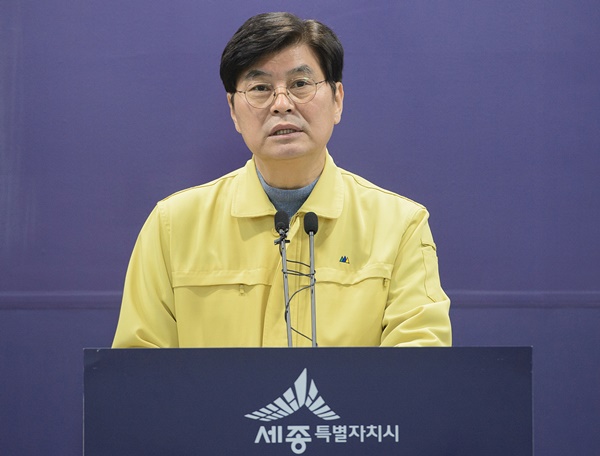 ▲ 이춘희 세종시장이 14일 오전 코로나19 추가 발생과 관련한 상황을 설명하고 있다.ⓒ세종시