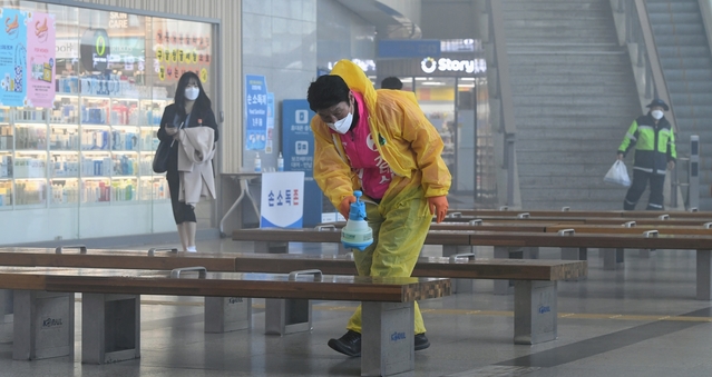 ▲ 강대식(전 동구청장) 대구 동구을 예비후보가 14일 동대구역에서 코로나19 예방을 위한 방역을 하고 있다.ⓒ강 예비후보 측