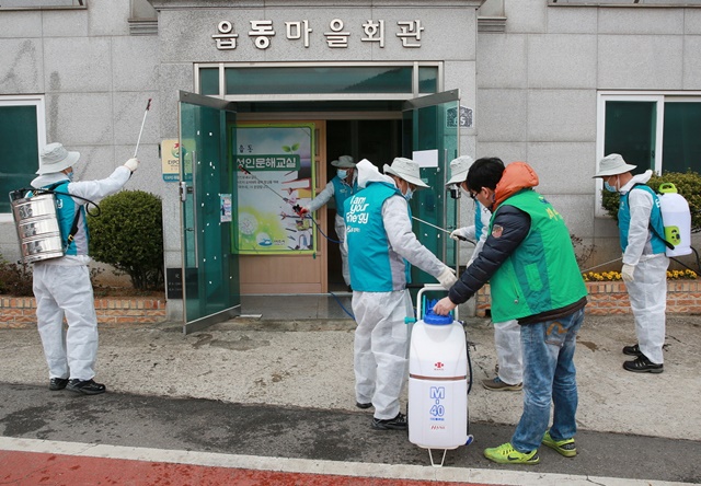 ▲ GS칼텍스 임직원들이 코로나19 예방을 위해 여수공장 인근 마을에서 방역을 실시하고 있다. ⓒGS칼텍스