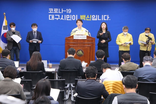 ▲ 대구시 재난안전대책본부장인 권영진 대구시장이 15일 대시민 담화문을 발표하고 “지금 대구는 신천지라는 눈에 보이는 감염원이 아니라 시민사회 곳곳에 숨어있는 눈에 보이지 않는 감염원과 싸워야 하는 새로운 국면을 맞이하고 있다”고 강조했다.ⓒ대구시