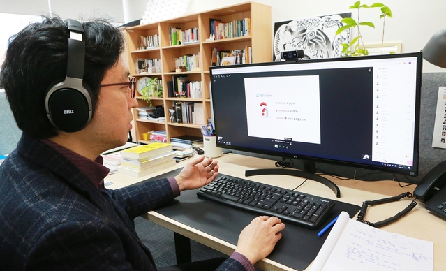▲ 지난 10일 연구실에서 Blackboard Collaborate Ultra를 이용해 실시간 디자인 사고 수업을 진행중인 DGIST 기초학부 박종래 교수.ⓒDGIST