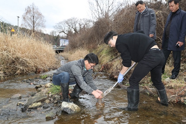 ▲ 대전시 공무원들이 지난 1월 28일 한국원자력연구원 주변 하천에서 방사능 물질 유출과 관련해 자체조사를 진행하고 있다.ⓒ대전시