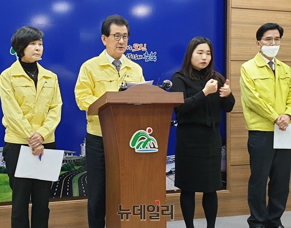 ▲ 이시종 충북도지사가 16일 코로나19확산과 관련한 충북혁신도시 근무 공무원들의 재택근무를 촉구하는 성명을 발표하고 있다.ⓒ박근주 기자