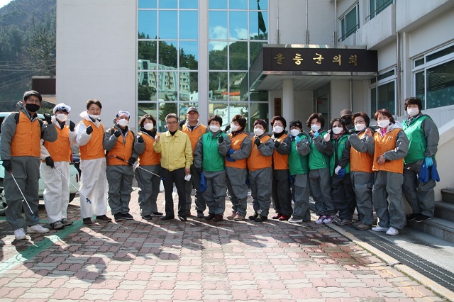 ▲ 울릉군은 민관 합동으로 방역을 실시해 지역사회 확산방지를 위해 노력하고 있다.ⓒ울릉군