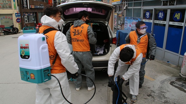 ▲ 울릉군재난지킴이봉사단과 새마을부녀회에서는 코로나19를 대비해 방역활동을 실시했다.ⓒ울릉군