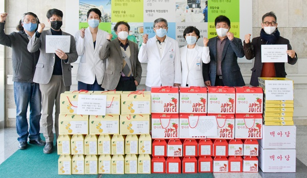 ▲ 충북대학교병원은 16일 청주시 산남동 ‘두꺼비마을공동체협의회’에서 의료진을 위한 격려 물품을 전달해 왔다고 밝혔다.ⓒ충북대학교병원