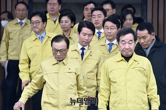 ▲ 이해찬 더불어민주당 대표, 이낙연 코로나19국난극복위원장, 이인영 원내대표 등 지도부가 16일 오전 국회에서 열린 제3차 코로나19 국난극복위원회 회의에 입장하고 있다. ⓒ박성원 기자