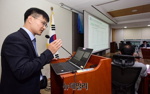 ▲ 비영리 재단법인 파이터치연구원(이하 파이터치연구원) 라정주 원장은 16일 '코로나19가 국민경제에 미치는 영향'을 발표했다. 지난 2015년 우리나라에서 유행한 메르스와 우한 코로나의 경제적 파급효과를 비교한 연구 결과다. 사진은 라정주 파이터치연구원 원장. ⓒ박성원 기자