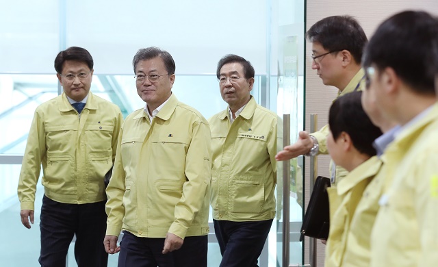 ▲ 문재인 대통령이 16일 서울 중구 서울시청에서 열린 신종 코로나바이러스 감염증(코로나19) 수도권 방역 대책회의에 참석하고 있다. ⓒ뉴시스