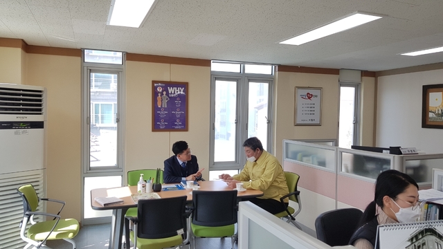 ▲ 장경식 의장이 16일 경상북도경제진흥원을 찾아 관계자를 만나 추진상황을 점검하고 격려했다.ⓒ경북도의회