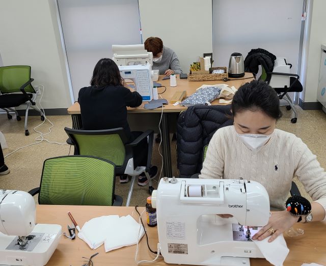 ▲ 세종시 한솔동 주민자치회가 지난 16일부터 면마스크 제작에 들어갔다.ⓒ세종시