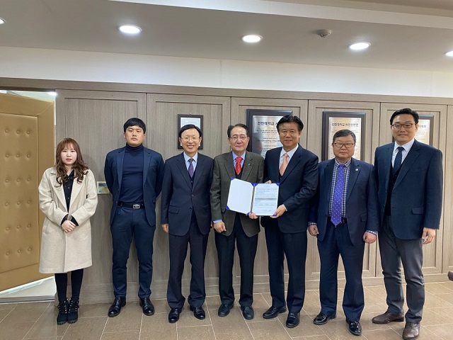 ▲ 흥해읍 기독교교회연합회 회장 김두천 목사, 총무 고복남 목사, 신인철 장로는 선린대학교 총장실을 방문해 200만원의 재학생 장학금을 전달했다.ⓒ선린대