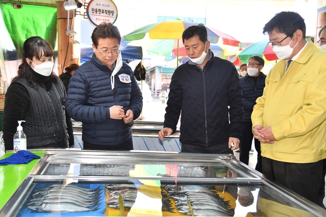 ▲ 이철우 지사(왼쪽 두번째)는 권영세 안동시장과 김대일 경북도의원과 중앙신시장을 찾았다.ⓒ경북도