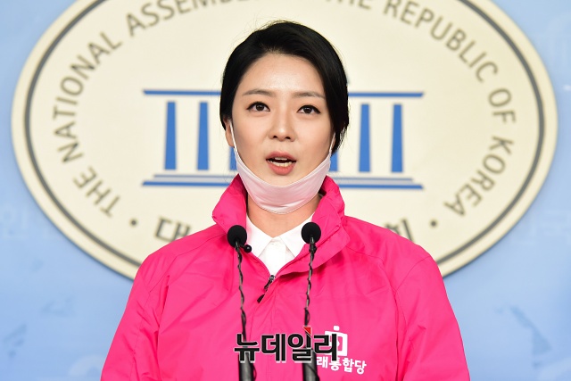 ▲ 배현진 미래통합당 후보가 17일 공개된 중앙일보 총선 지지율 여론조사에서 최재성 더불어민주당 후보에 오차범위내에서 근소하게 앞섰다. ⓒ박성원 기자.