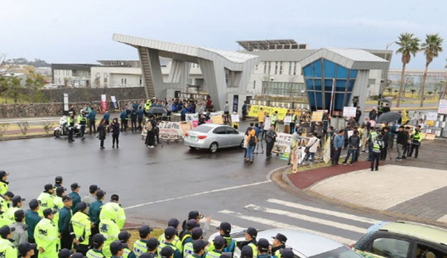 ▲ 제주해군기지 정문 앞에서는 이런 일이 빈번하게 일어나는 게 해군 관계자의 설명이다. ⓒ연합뉴스. 무단전재 및 재배포 금지.