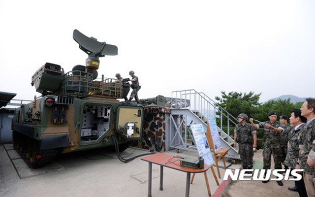 ▲ 2017년 7월 수방사 예하 방공진지를 찾은 국회 국방위 위원들(사진과 기사 내용은 무관합니다)ⓒ뉴시스. 무단전재 및 재배포 금지.