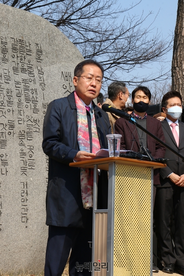 ▲ 홍 예비후보는 고향 대구에 대한 애정을 드러내면서 “홍준표를 살릴 곳은 내 고향 대구이다. 그래서 낙동강을 거슬러 올라왔다”며 “무소속이 아닌 시민공천의 후보로서 당당히 여러분 앞에 서겠다”며 대구시민이 선택해주는 시민공천 후보가 될 것이라고 밝혔다.ⓒ뉴데일리