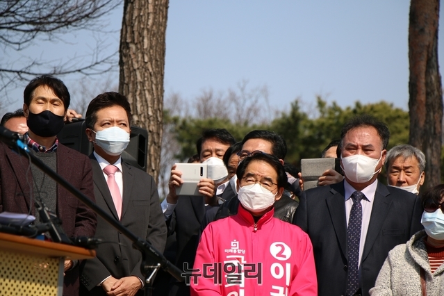 ▲ 이날 출마선언장에는 통합당 공천에서 탈락해 무소속 출마가 예상되는 후보자가 다수 보였다. 왼쪽부터 이진훈, 도건우, 이권우 예비후보.ⓒ뉴데일리