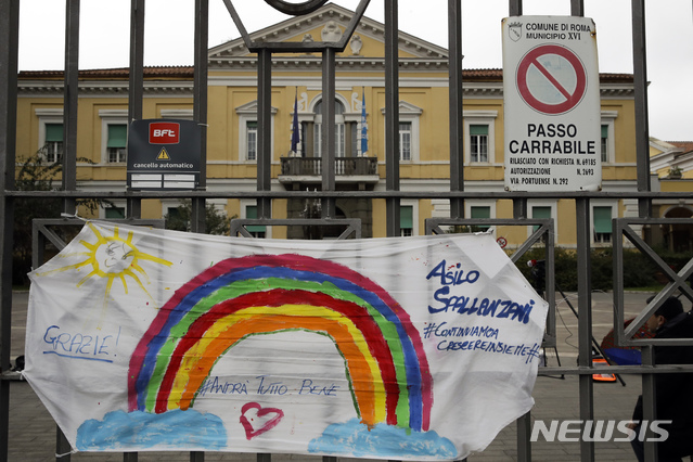 ▲ 이탈리아에선 어린이들이 그린 무지개 그림이 SNS 뿐만 아니라 주요 도시 건물들에 등장해 서로를 응원하고 있다. ⓒ뉴시스