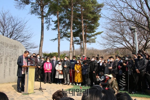▲ 홍준표 전 자유한국당 대표가 17일 오후 2시 수성못 이상화 시비 앞에서 대구 수성을 출마를 선언했다.ⓒ뉴데일리