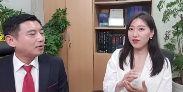 ▲ 미래한국당 비례대표 5번을 부여받은 김정현(32) 변호사가 지난해 한 유튜브 방송에 출연한 모습.(오른쪽) 왼쪽은 해당 유튜브 채널을 운영하는 정연덕 건국대 로스쿨 교수. ⓒ정교수지식채널 캡처