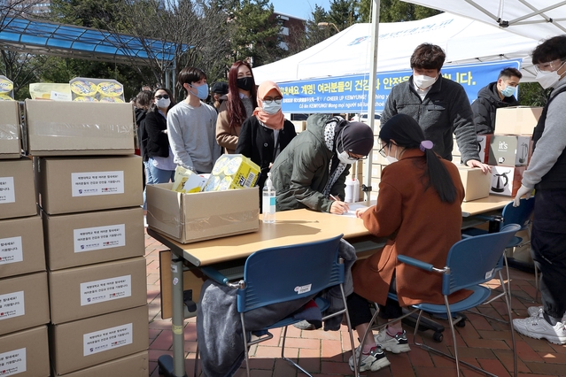 ▲ 계명대가 코로나 사태로 어려움을 겪고 있는 외국인유학생들과 기초생활수급자 학생 1500여 명에게 3000만원 상당의 생필품을 나눠주고 있다.ⓒ계명대