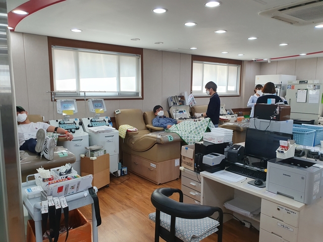 ▲ 경산시(시장 최영조) 체육진흥과 직원들과 시 체육회(회장 강영근)는 코로나19 위기극복을 위한 헌혈에 동참했다.ⓒ경산시