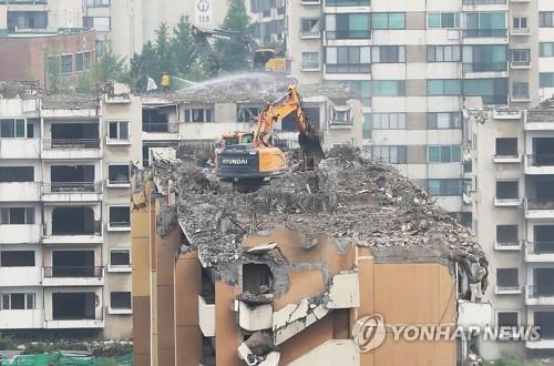 ▲ 서울 강동구 둔촌주공 아파트 철거 모습.ⓒ연합뉴스