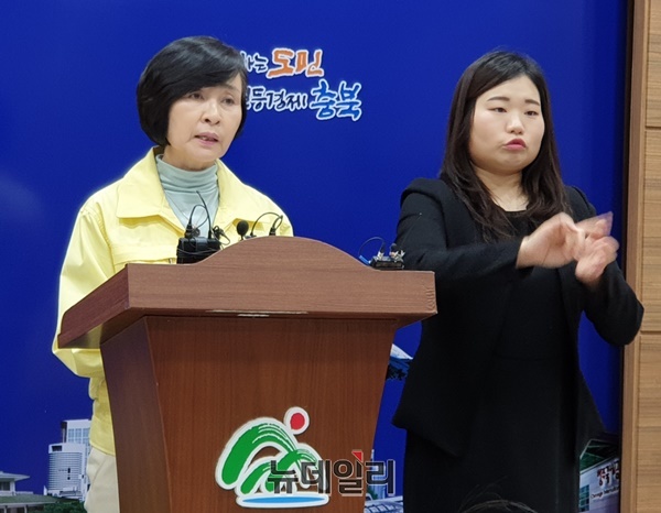 ▲ 충북도 전정애 보건복지국장이 18일 충북도청 브리핑룸에서 코로나19 확진자 발생 관련 설명을 하고 있다.ⓒ박근주 기자