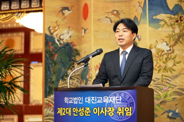 ▲ 중원대학교 대진교육재단 안성준 신임 이사장이 지난 17일 교직원 및 학생대표 등이 참석한 가운데 간소한 취임식을 가진 가운데 취임 인사를 하고 있다.ⓒ중원대