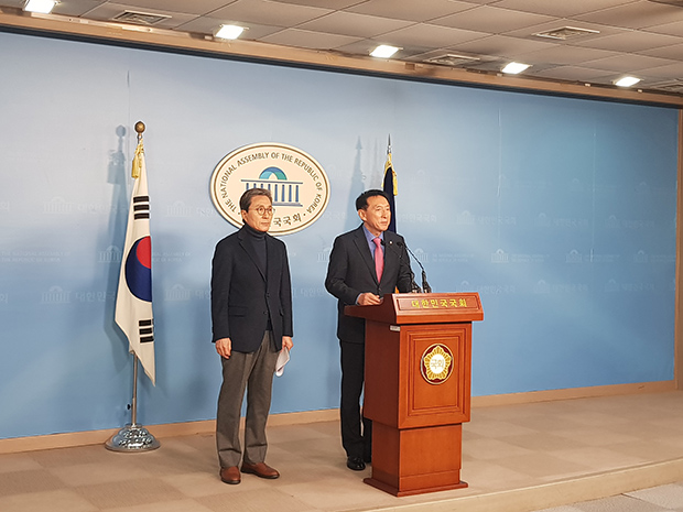 ▲ 김석기 의원과 이채관 후보 등 경주지역 미래통합당 예비후보자들이 18일 국회 정론관 기자회견을 통해 경주지역의 경선 무효를 촉구했다.ⓒ김석기 의원실