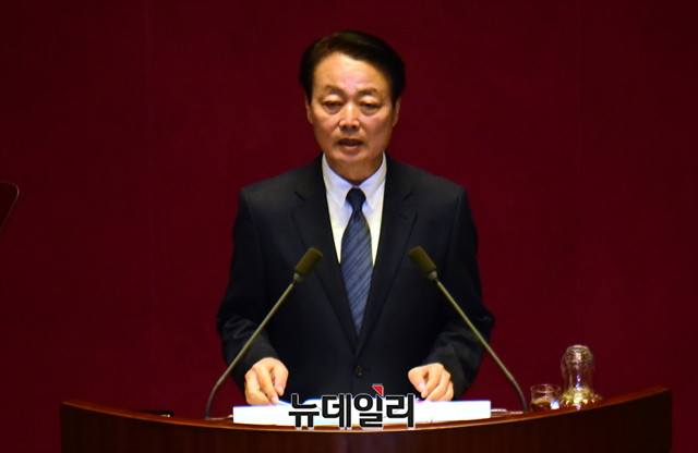 ▲ 한선교 미래한국당 대표가 3일 오후 국회에서 열린 본회의에서 비교섭단체 대표연설을 하고 있다. ⓒ이종현 기자