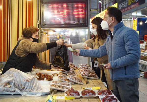 ▲ 오송첨단의료산업진흥재단이 18일 오송종합사회복지관을 찾아 사할린 영주귀국 동포들을 위해 써달라며 사과 45박스를 전달했다ⓒ오송첨단의료산업진흥재단