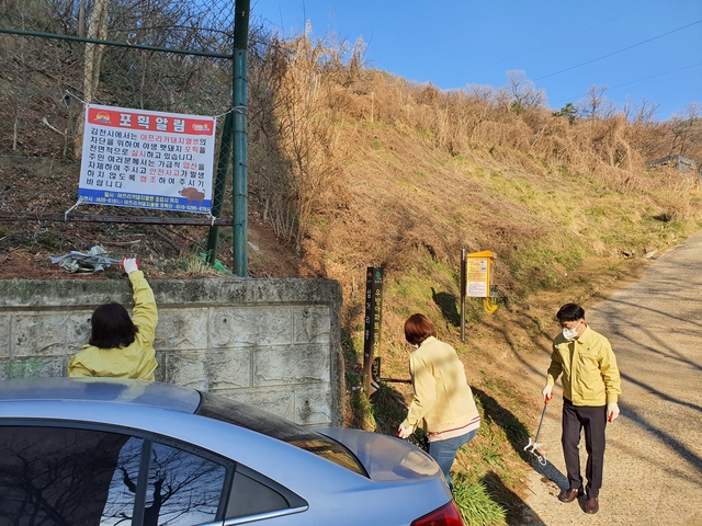 ▲ 김천시(시장 김충섭)에서는 18일 시민과 직원의 주요 산책로 겸 운동 코스인 시청사 주변 환경개선을 위해 ‘수요 깔끄미’청결활동을 펼쳤다.ⓒ김천시