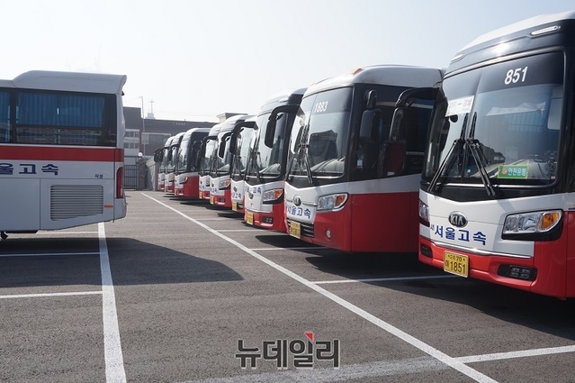 18일 서울고속‧서울버스 차량 수 십대가 코로나19의 대유행으로 버스 승객이 급감하면서 충북 청주 우암동 차고지에 운행을 중단한 버스들이 줄지어 멈춰서 있다. 청주지역 시내버스도 50~60%가 운행을 중단하면서 코로나19로 승객이 급감하면서 심각한 경영난을 겪고 있다.ⓒ김정원 기자