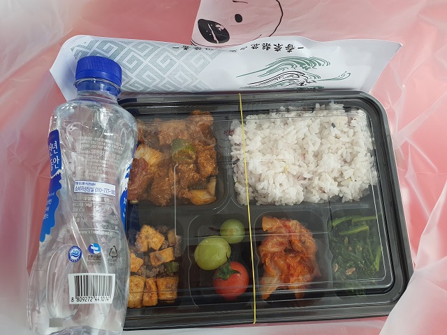 ▲ 지난 18일 LH 동네식당 살리기에 참여한 식당에서 대구 본동 영구임대단지 홀몸어르신 세대에 제공한 점심 도시락.ⓒLH