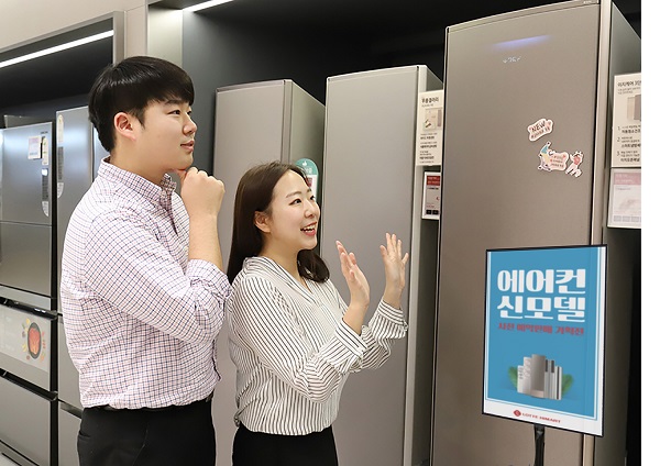 ▲ 가전양판점도 고전하고 있다. 관련 업계에 따르면 코로나19 확산으로 인해 외출을 자제하는 기조가 강해지면서 오프라인 매장을 주력으로 하는 롯데하이마트·전자랜드 등 가전 양판점의 1분기 매출은 전년 대비 10% 이상 감소할 것으로 전망된다.ⓒ롯데하이마트