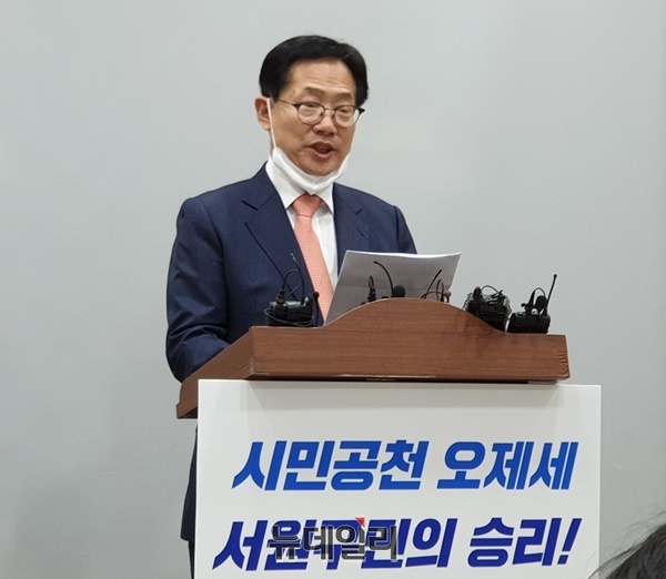 ▲ 더불어민주당 오제세 의원이 19일 충북도청 브리핑룸에서 기자회견을 열어 탈당 의사를 밝히고 있다.ⓒ박근주 기자