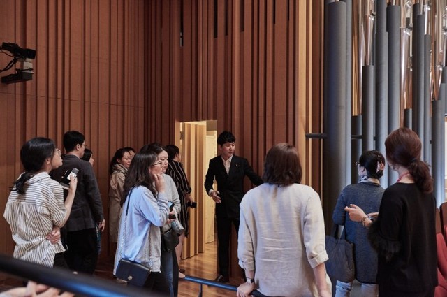 ▲ 파이프 오르간 내부 체험 모습.ⓒ롯데문화재단