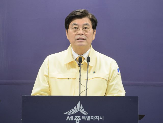 ▲ 이춘희 시장이 19일 정례브리핑을 통해 “코로나19로 인해 어려움을 겪고 있는 소상공인을 돕기위해 국책연구기관 및 공공기관 종사자들도 여민전을 사용토록 적극 권유하겠다”고 밝히고 있다.ⓒ세종시