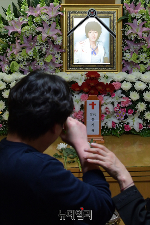 ▲ 지난 18일 급성패혈증으로 갑작스럽게 세상을 떠난 故 배우 문지윤의 빈소가 19일 서울 노원구 인제대학교 상계백병원 장례식장에 마련됐다. 발인은 20일. ⓒ사진=공동취재단