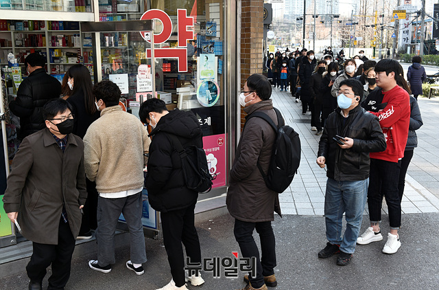 ▲ 14일 오후 서울 강남구 한 약국 앞에서 마스크 구매를 위해 줄을 서 기다리는 시민들. 기사와 관련 없는 자료 사진. ⓒ박성원 기자
