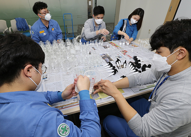 ▲ 포항제철소 행정부문 직원들이 19일 청림좋은이웃지역아동센터에 전달할 손소독제를 직접 만들고 있다.ⓒ포스코