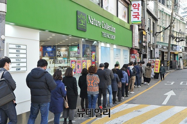 ▲ 지난 13일 서울 광화문 한 약국 앞에서 시민들이 마스크를 구입하기 위해 줄을 서 있다.ⓒ권창회 기자